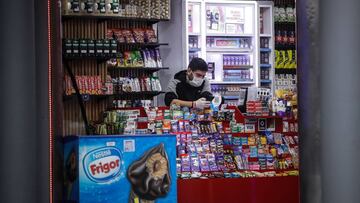 AME2330. BUENOS AIRES (ARGENTINA), 13/04/2020.- Un vendedor de un kiosko lleva puesto tapa bocas en Buenos Aires hoy lunes, luego de que el Gobierno anunciara el uso obligatorio de tapa boca a partir del 15 de abril. Argentina abri&oacute; un nuevo tramo de la cuarentena social obligatoria para frenar los contagios por el coronavirus, que durar&aacute; hasta al menos el 26 de abril y en el que, adem&aacute;s de aceptar excepciones como la reapertura de los bancos, se promover&aacute; el uso de la mascarilla en lugares p&uacute;blicos cerrados. EFE/Juan Ignacio Roncoroni