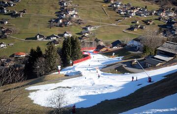 Es evidente que el cambio climático es una realidad, y sus consecuencias se notan en todos los ámbitos. En el deporte, también. En la imagen, un grupo de esquiadores se tiene que conformar con una pequeña capa de nieve artificial en medio de temperaturas más cálidas de lo habitual cerca de la estación alpina de Gaschurn (Austria).