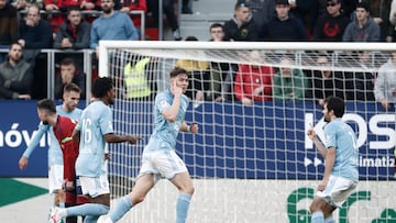 PAMPLONA, 04/02/2024.- El delantero noruego del Celta Jorgen Larsen (2d) celebra el primer tanto durante el partido de LaLiga entre el Osasuna y el Celta, este domingo en El Sadar. EFE/Jesús Diges
