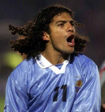 Magallanes celebra un gol con Uruguay a Chile, en 2001.