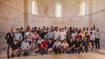 La dirección del club, la plantilla, el cuerpo técnico y miembros del club celebraron la permanencia.