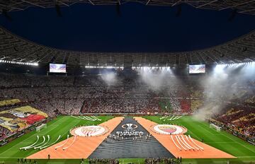 Panorámica del Puskás Aréna en la ceremonia de apertura de la final de la Europa League.