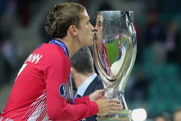 Antoine Griezmann kisses the UEFA Super Cup.