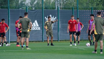 Alessio Lisci espera refuerzos en los próximos días.