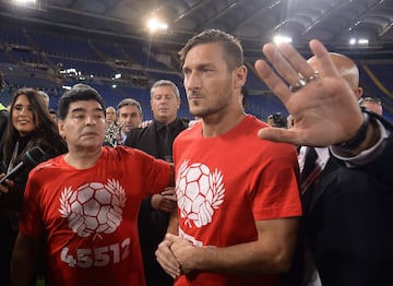 12 de octubre de 2016 La leyenda del fútbol argentino Diego Armando Maradona (izq.) Y el delantero italiano y capitán de la AS Roma, Francesco Totti, aparecen en la foto antes de competir en el partido de fútbol benéfico 'Partido por la Paz - Unidos por la Paz' 