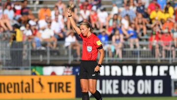 La árbitro estadounidense, se unió como asistente médico durante la pandemia para tratar a la gente infectada de coronavirus en San Jose, California.