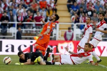 El delantero del Valencia, Álvaro Negredo, cae ante el portero del Rayo Vallecano, Antonio Rodríguez "Toño", durante el partido de la trigésima cuarta jornada de la Liga de Primera División