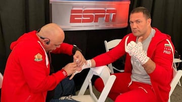 Kubrat Pulev siendo vendado antes de una pelea.