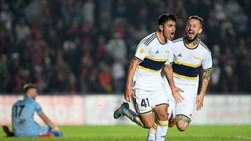 SANTA FE, ARGENTINA - SEPTEMBER 04: Luca Langoni (C) of Boca Juniors celebrates with teammate Darío Benedetto after scoring his team's second goal during a match between Colón and Boca Juniors as part of Liga Profesional 2022 at Brigadier General Estanislao Lopez Stadium on September 4, 2022 in Santa Fe, Argentina. (Photo by Luciano Bisbal/Getty Images)