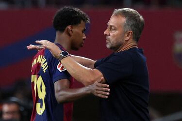 El técnico alemán se sumó a las muestras de reconocimiento que Yamal tuvo tras salir de cambio y ser pieza clave en esta victoria Blaugrana.
(Photo by LLUIS GENE / AFP)