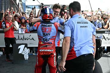 M¨¢rquez celebra el segundo puesto con su equipo Ducati.