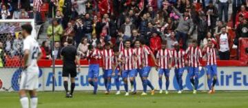 Los jugadores celebran el 1-0 de Cop.