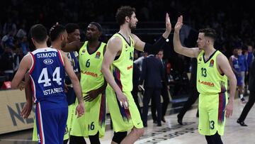 SDT01. Istanbul (Turkey), 19/04/2019.- Barcelona's players cheers their fans after the Euroleague play off basketball match between Anadolu Efes and Barcelona in Istanbul, Turkey 19 April 2019. (Baloncesto, Euroliga, Turquía, Estanbul) EFE/EPA/SEDAT SUNA