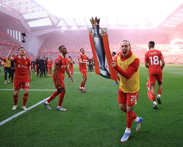 Los Reds celebran el título número 20 de liga tras golear al Tottenham 5-1 en el estadio de Anfield. En la imagen, Kostas Tsimikas.