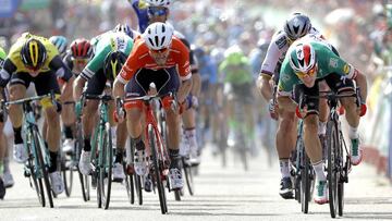 GRAF5893. BERMILLO DE SAYAGO (ZAMORA), 04/09/2018.- El italiano Elia Viviani (d) (Quick Step) en los metros finales del sprint de la décima etapa de la Vuelta a España, disputada entre Salamanca y Bermillo de Sayago (Zamora) de 177 kil&oacut