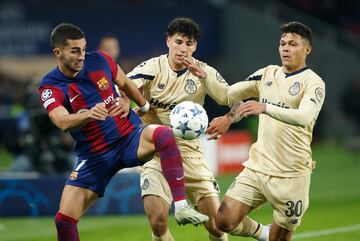 El delantero del FC Barcelona, Ferrán Torres, disputa el balón ante los jugadores del Oporto, el brasileño Evanilson  y el mexicano Jorge Sánchez, durante el partido de la fase de grupos de la Champions League.