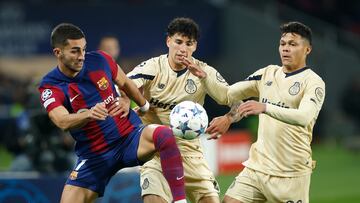 Jorge Sánchez, del Porto, disputa la pelota con Ferrán Torres, del Barcelona, en partido de UEFA Champions League.