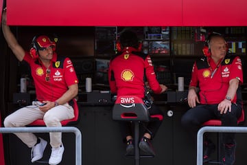 Sainz y Vasseur, en el muro de Ferrari durante los test de Bahréin.