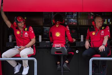 Sainz y Vasseur, en el muro de Ferrari durante los test de Bahréin.