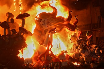 Ninots arden durante las Fallas en Valencia.