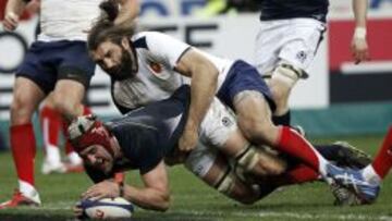 Kelly Brown anota un ensayo pese a la oposici&oacute;n de Sebastien Chabal en un anterior Francia-Escocia.