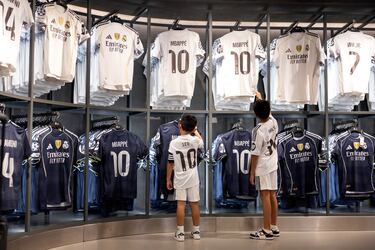 Tienda del Bernabéu con las camisetas de Mbappé.