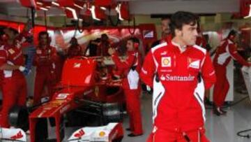 Fernando Alonso en su box.