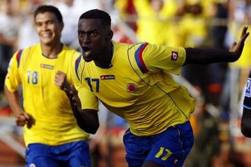 En septiembre de 2009, Jackson Martínez debutó con la camiseta de la Selección Colombia y qué mejor ya que anotó un gol ante Ecuador.