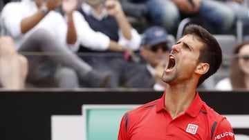 El tenista serbio Novak Djokovic celebra su victoria ante el francés Stephane Robert tras su partido de segunda ronda del Masters 1.000 de Roma disputado en el Foro Itálico de Roma (Italia) hoy, 11 de mayo de 2016.