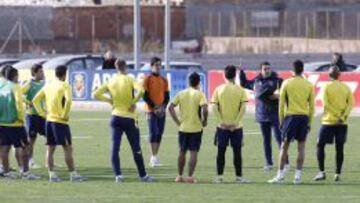 DUDAS. Senna, de espaldas, escucha a Velázquez con compañeros.