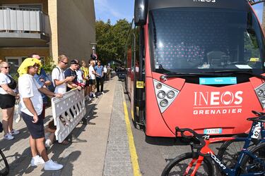 El corredor del Ineos se mostró feliz y compartió con la gente en el inicio de la etapa 1 del Tour de Dinamarca