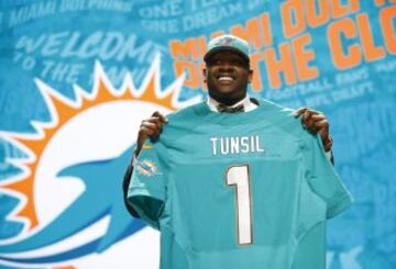 Y como no hay dos sin tres, los Dolphins hicieron el que puede ser el mayor robo de este draft eligiendo a Jeremy Tunsil con el número 13. Lo único malo es que habrá que vigilar los enfrentamientos con los Patriots, no sea que se junte con LeGarrette Blount y la liemos...