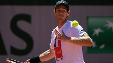 Andy Murray golpea una pelota durante un entrenamiento en Roland Garros.
