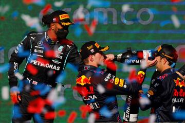 Verstappen celebra su victoria.