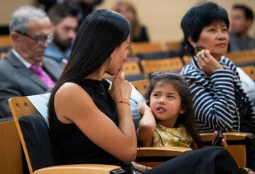 Marrion Valette Areola, mujer del francés, acompañada por su hija durante la presentación del portero. 