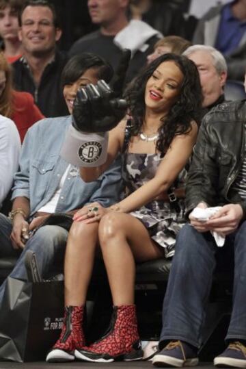 Rihanna añadiendo polvo de estrellas al lujoso ambiente del Barclays Center.