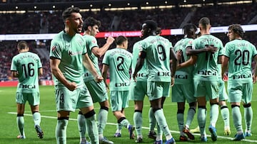 MADRID, 25/04/2026.- El defensa del Athletic Aitor Paredes (i) celebra junto a sus compañeros tras marcar el 0-1 durante el partido de la jornada 32 de LaLiga entre Atlético de Madrid y Athletic Club Bilbao, este sábado en el estadio Riyadh Air Metropolitano de Madrid. EFE/ Fernando Villar
