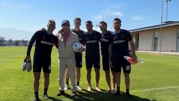Es uno de los hinchas más famosos de la U en el mundo y apareció de sorpresa en el entrenamiento: ¡atentos a su reacción!