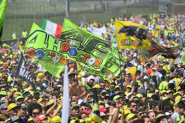 Fans de Valentino Rossi ocupan la pista de Mugello.