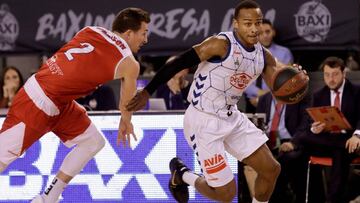 GRAF939. MANRESA, 13/04/2019.- El escolta estadounidense del Delteco GBC Garrett Nevels (d) intenta superar a Ryan Toolson, del BAXI Manresa, durante el partido de Liga ACB que se juega esta tarde en Manresa. EFE/Susanna Sáez