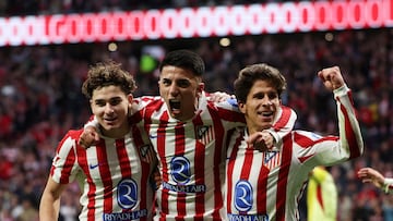 Soccer Football - LaLiga - Atletico Madrid v Sevilla - Riyadh Air Metropolitano, Madrid, Spain - November 1, 2025 Atletico Madrid's Thiago Almada celebrates scoring their second goal with Giuliano Simeone and Julian Alvarez REUTERS/Violeta Santos Moura TPX IMAGES OF THE DAY
