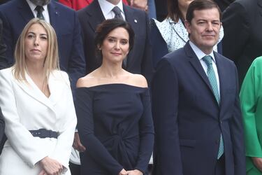 Los presidente autonómicos de Extremadura, María Guardiola, Madrid, Isabel Díaz Ayuso y Castilla y León, Alfonso Fernández Mañueco, durante el acto solemne de homenaje a la bandera nacional y desfile militar por el 12 de octubre, Día de la Hispanidad.