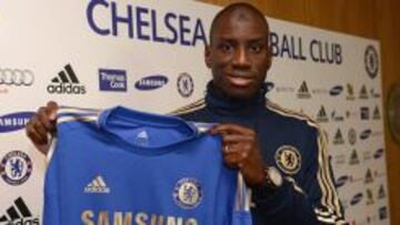 El fichaje jugador del conjunto londinense cons u nueva camiseta.