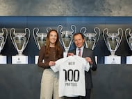 Caroline Weir y Emilio Butragueño, con la camiseta conmemorativa por los 100 partidos de la escocesa con el Real Madrid.