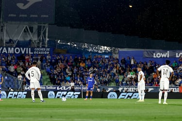 Mbappé participa do protesto no jogo entre Getafe e Real Madrid.