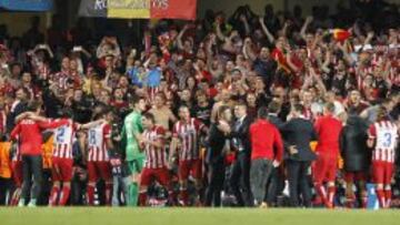 Los jugadores del Atlético celebraron con su afición el pase a la final de la Champions después de haber ganado al Chelsea por 1-3.