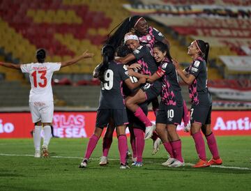 Independiente Santa Fe se impuso sobre América de Cali y se coronó, por segunda vez, campeón de la Liga BetPlay Femenina. Fany Gauto y Nubiluz Rangel anotaron los goles de la victoria. El marcador global terminó 4-1. 