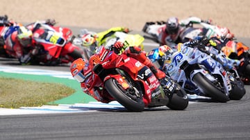 JEREZ DE LA FRONTERA (CÁDIZ), 27/04/2025.- El piloto español Marc Márquez (i) (Ducati Lenovo Team) durante la carrera de MotoGP del Gran Premio de España MotoGP 2025 en el circuito 'Ángel Nieto' de Jerez de la Frontera este domingo. EFE/Román Ríos