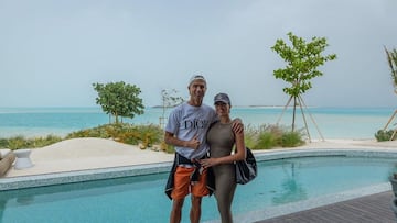 Cristiano Ronaldo y Georgina Rodríguez posan delante de la piscina y con el mar al fondo. 