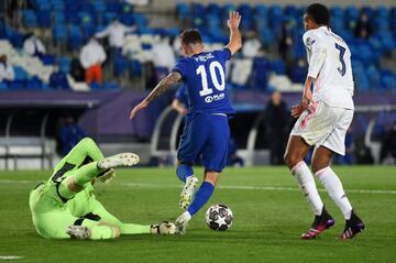 Pulisic se prepara para batir a Courtois.